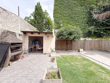 CASA VENTA LA PLATA 4 DORMITORIOS COCHERA PATIO