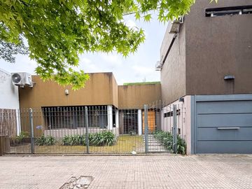 CASA VENTA LA PLATA 4 DORMITORIOS COCHERA PATIO