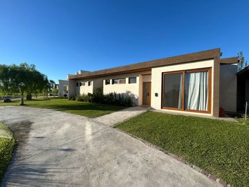 Venta Casa 4 ambientes San Sebastian Area 6
