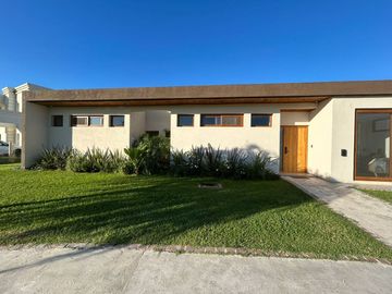Venta Casa 4 ambientes San Sebastian Area 6