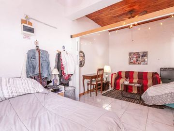 Casa 5 amb con garage, salon educativo, depto 2amb