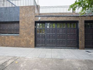 Venta casa barrio Urquiza con pileta 2 dormitorios