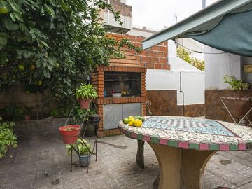 Venta casa barrio Urquiza con pileta 2 dormitorios