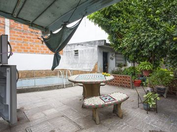 Venta casa barrio Urquiza con pileta 2 dormitorios