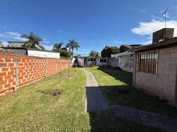 CASA LOTE PROPIO CON DOS LOCALES - ITUZAINGO