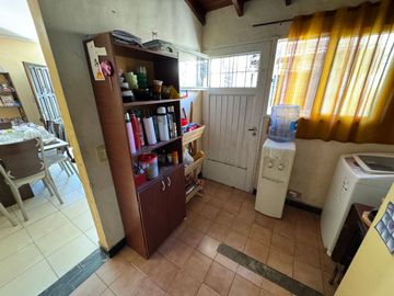 VENTA CASA 5 AMBIENTES + DEPTO 2 AMB EN ITUZAINGO