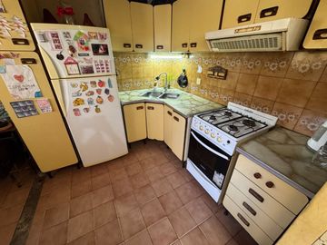 VENTA CASA 5 AMBIENTES + DEPTO 2 AMB EN ITUZAINGO