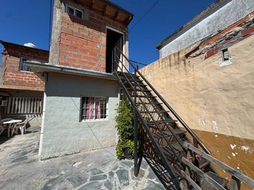 VENTA CASA 5 AMBIENTES + DEPTO 2 AMB EN ITUZAINGO