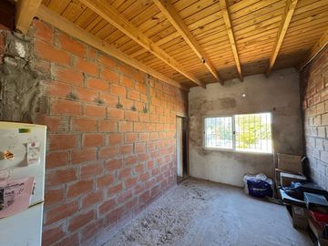 VENTA CASA 5 AMBIENTES + DEPTO 2 AMB EN ITUZAINGO