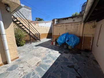 VENTA CASA 5 AMBIENTES + DEPTO 2 AMB EN ITUZAINGO