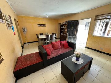 VENTA CASA 5 AMBIENTES + DEPTO 2 AMB EN ITUZAINGO