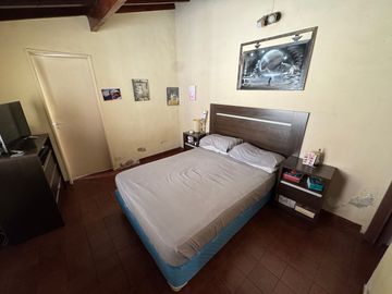 VENTA CASA 5 AMBIENTES + DEPTO 2 AMB EN ITUZAINGO