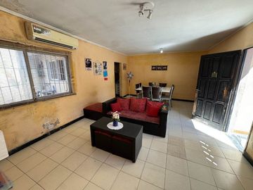 VENTA CASA 5 AMBIENTES + DEPTO 2 AMB EN ITUZAINGO