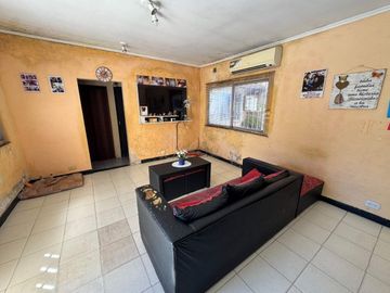 VENTA CASA 5 AMBIENTES + DEPTO 2 AMB EN ITUZAINGO