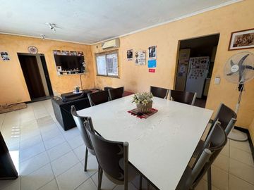 VENTA CASA 5 AMBIENTES + DEPTO 2 AMB EN ITUZAINGO