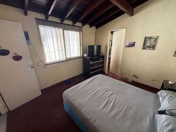 VENTA CASA 5 AMBIENTES + DEPTO 2 AMB EN ITUZAINGO