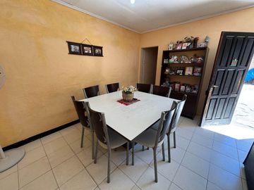 VENTA CASA 5 AMBIENTES + DEPTO 2 AMB EN ITUZAINGO