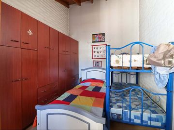 VENTA CASA 3 AMBIENTES CON COCHERA EN MONTE CASTRO
