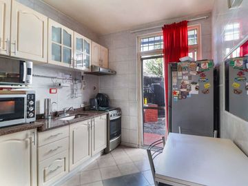 VENTA CASA 3 AMBIENTES CON COCHERA EN MONTE CASTRO