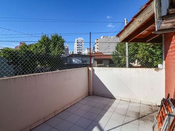 VENTA CASA 3 AMBIENTES CON COCHERA EN MONTE CASTRO