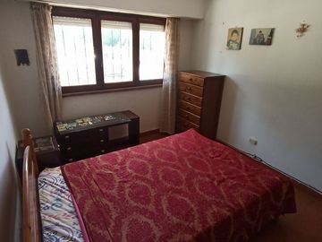 CASA 3 AMBIENTES CON GARAJE, JARDÍN Y PATIO