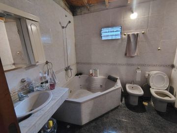 IMPORTANTE VIVIENDA MULTIFAMILIAR SALIDA 2 CALLES