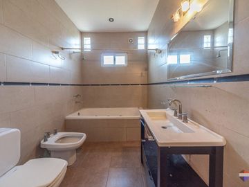 Casa en venta 4 ambientes – Barrio Pellegrini III