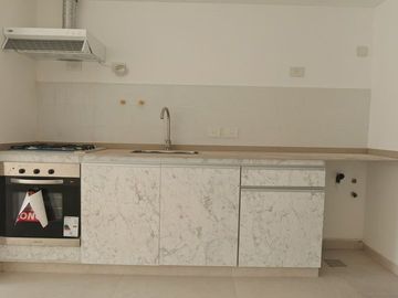 Monoambiente con balcón, parrilla y cochera