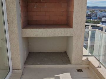 Monoambiente con balcón, parrilla y cochera