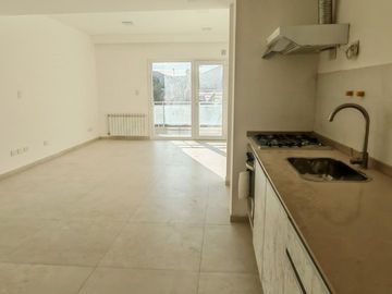Monoambiente con balcón, parrilla y cochera
