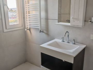 Monoambiente con balcón, parrilla y cochera