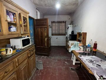 CASA ESQUINA EN ALBERDI DE DOS DORMITORIOS