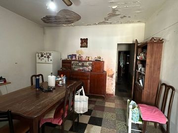 CASA ESQUINA EN ALBERDI DE DOS DORMITORIOS