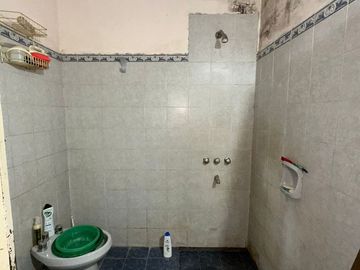 CASA ESQUINA EN ALBERDI DE DOS DORMITORIOS