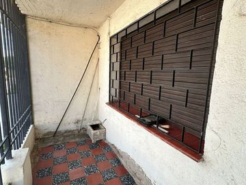 CASA ESQUINA EN ALBERDI DE DOS DORMITORIOS