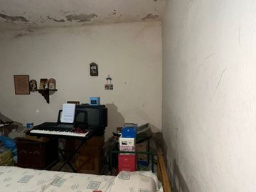 CASA ESQUINA EN ALBERDI DE DOS DORMITORIOS
