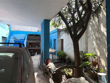 CASA ESQUINA EN ALBERDI DE DOS DORMITORIOS