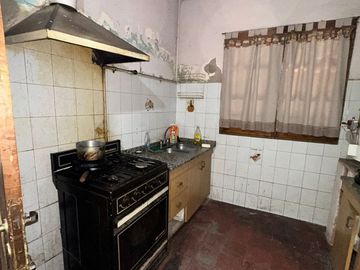 CASA ESQUINA EN ALBERDI DE DOS DORMITORIOS