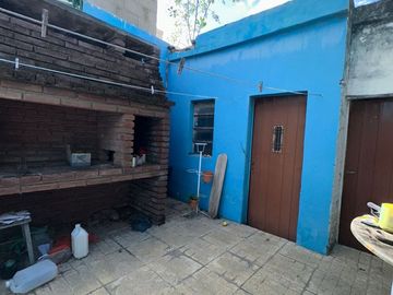 CASA ESQUINA EN ALBERDI DE DOS DORMITORIOS