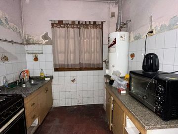 CASA ESQUINA EN ALBERDI DE DOS DORMITORIOS