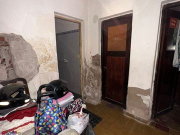 CASA ESQUINA EN ALBERDI DE DOS DORMITORIOS