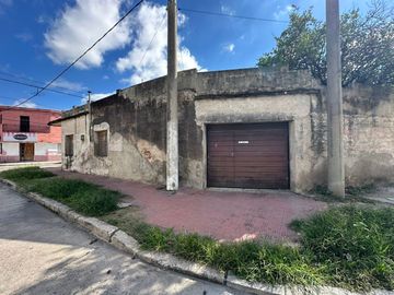 CASA ESQUINA EN ALBERDI DE DOS DORMITORIOS