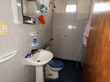 CASA ESQUINA EN ALBERDI DE DOS DORMITORIOS
