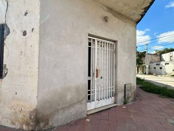 CASA ESQUINA EN ALBERDI DE DOS DORMITORIOS