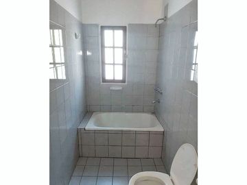 Casa 2 dorm y cochera Barrio Marques