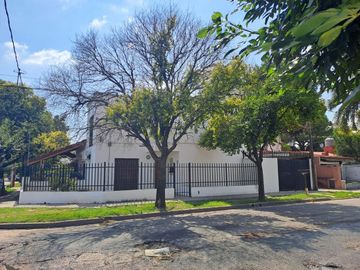 Casa 2 dorm y cochera Barrio Marques
