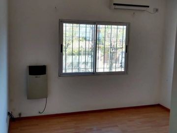 Venta de Dúplex, 5 ambientes, Hurlingham.