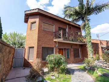 Casa  4 amb. pileta. 732m lote. Precio imbatible.