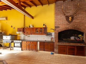Casa  4 amb. pileta. 732m lote. Precio imbatible.
