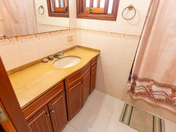 Casa  4 amb. pileta. 732m lote. Precio imbatible.